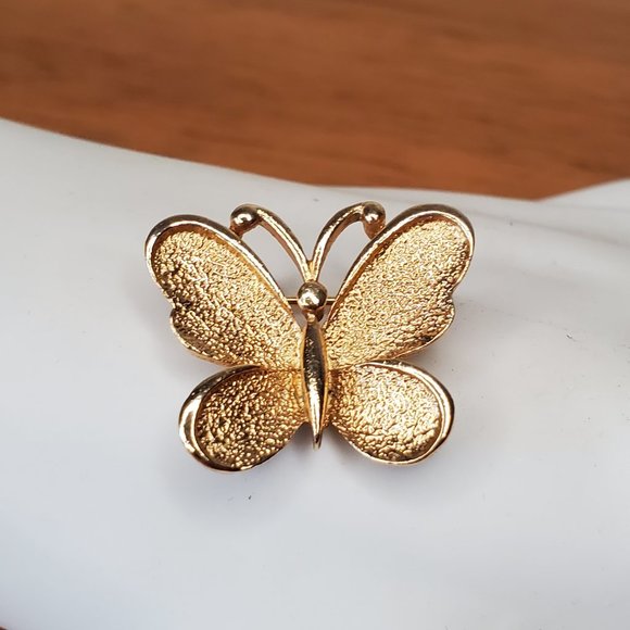 Vintage | Sarah Conventry | Gold Tone Small Butterfly Brooch Shoulder Pin - Picture 2 of 6